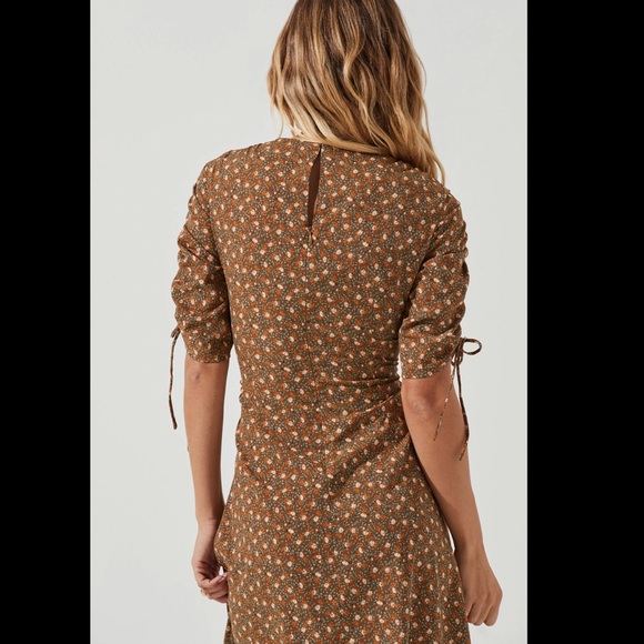 ASTR The Label RUCHED SLEEVE MIDI DRESS - Picture 5 of 6